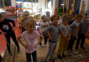 dzieci tańczą do utworu